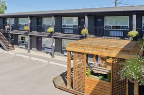 المنطقة المحيطة بالمنشأة