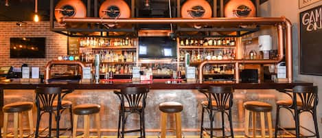 Sert le déjeuner, le dîner et l'apéritif