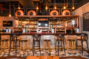 Serves lunch, dinner and happy hour - Premier Inn Dubai Silicon Oasis (Dubai)