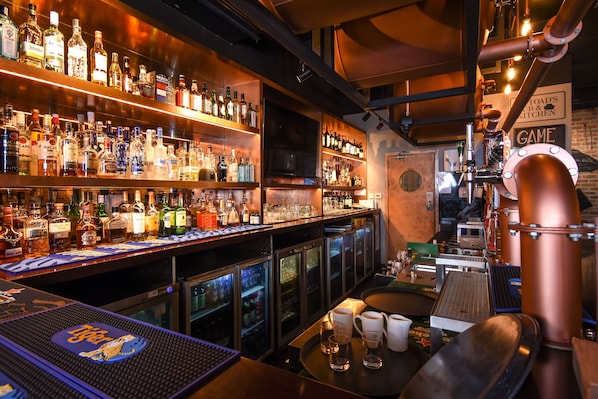Serves lunch, dinner and happy hour