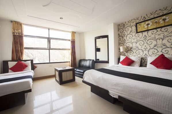 Triple Room to Triple Room with Complimentary Railway Station Pickup | Safe på rommet og wi-fi (inkludert)