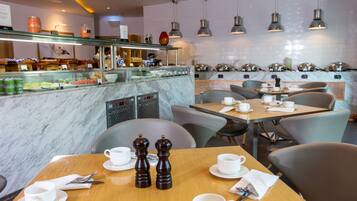 Desayuno completo (AED 62 por persona)