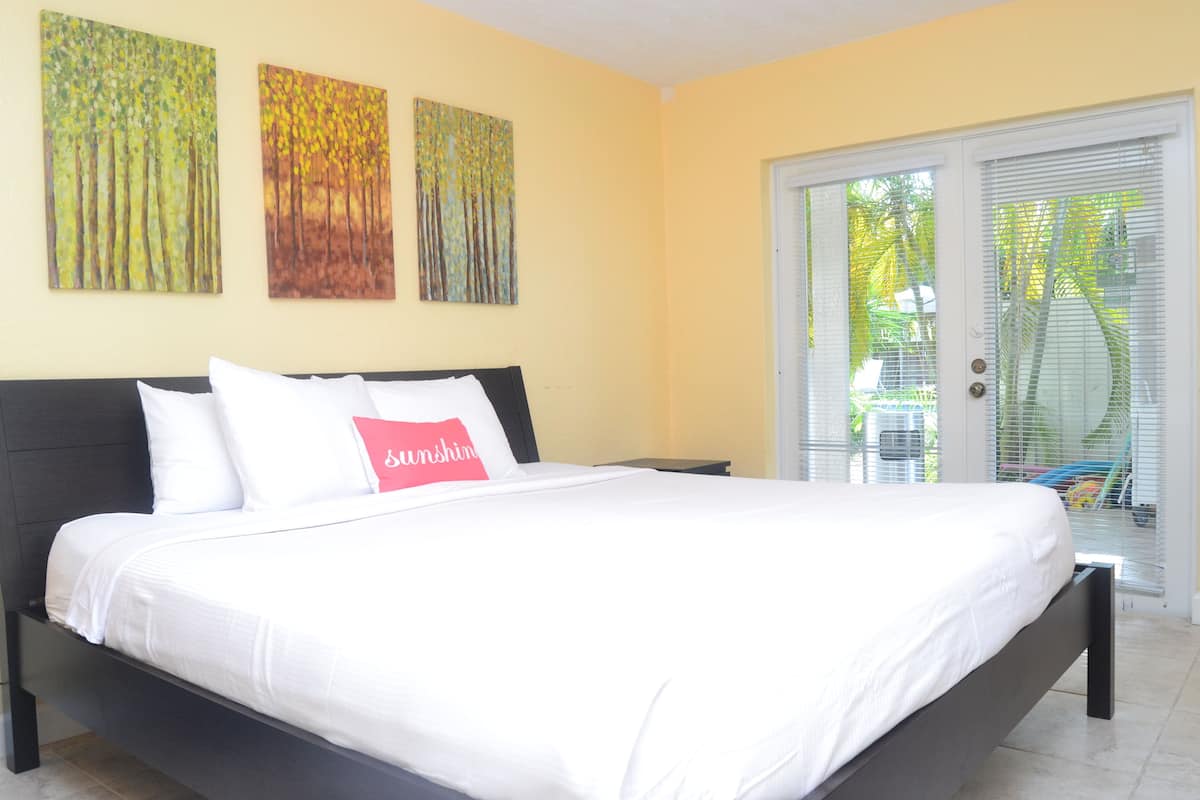 Suite, 1 Schlafzimmer (1 King and 1 Sleeper Sofa) | Zimmersafe, Bügeleisen/Bügelbrett, kostenlose Babybetten, Zustellbetten