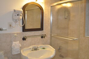 Deluxe Studio, 1 Queen Bed, Non Smoking | Bathroom