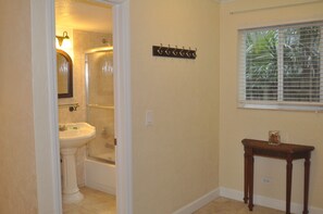 Shower, hair dryer - Cocobelle Resort - Near Bonnet House Museum and Gardens (Fort Lauderdale)