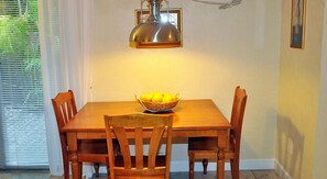 Deluxe-Studio, 1 Queen-Bett, Nichtraucher | Essbereich im Zimmer