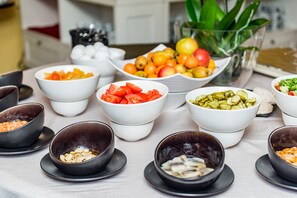 Free daily buffet breakfast