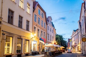 Voorkant accommodatie - avond/nacht