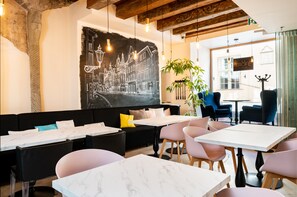 Bar (on property) - Meriton Old Town Garden Hotel (Tallinn)