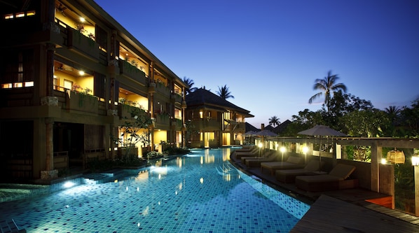 3 outdoor pools, pool umbrellas, sun loungers