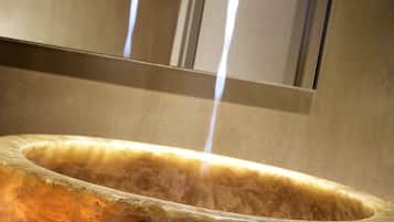 Una bañera de hidromasaje con interior metálico y superficie reflectante.