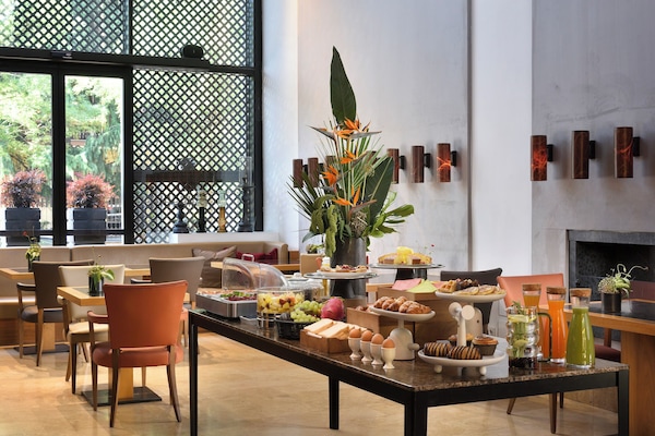 Desayuno buffet diario (EUR 16 por persona)