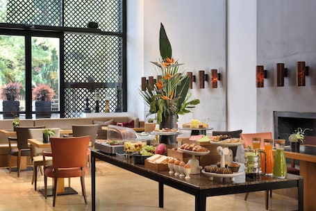 Desayuno buffet diario (EUR 16 por persona). Milan Suite Hotel