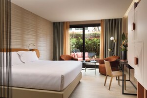Ropa de cama de alta calidad, cubrecamas y minibar 