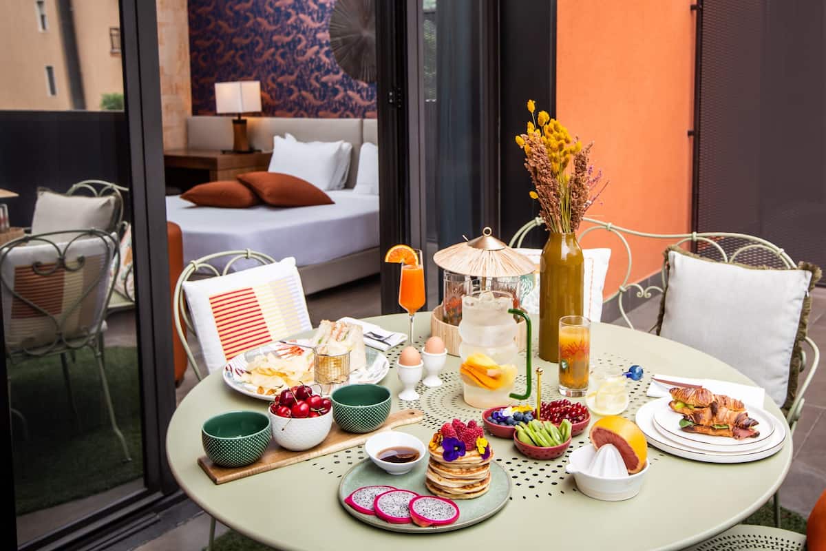 premium bedding, down duvets, minibar, in-room safe