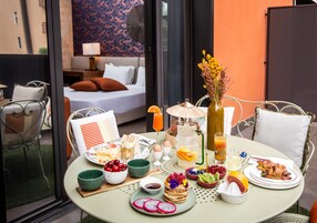 Kaliteli yatak takımı, kuştüyü yorgan, minibar, odada kasa 