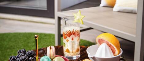 Una mesa con alimentos, un vaso adornado con una estrella y un sofá al fondo.