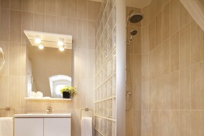 Free toiletries, hair dryer, towels - Londres Saint-Honoré Hotel (Paris)