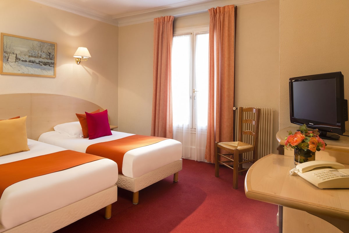 Superior Twin kamer, 2 eenpersoonsbedden | Een minibar, een kluis op de kamer, een bureau, geluiddichte muren