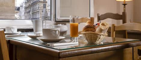 Desayuno continental diario (EUR 14 por persona)