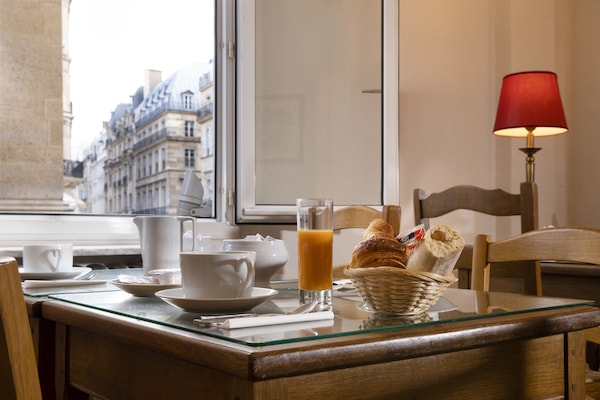 Daily continental breakfast (EUR 14 per person)