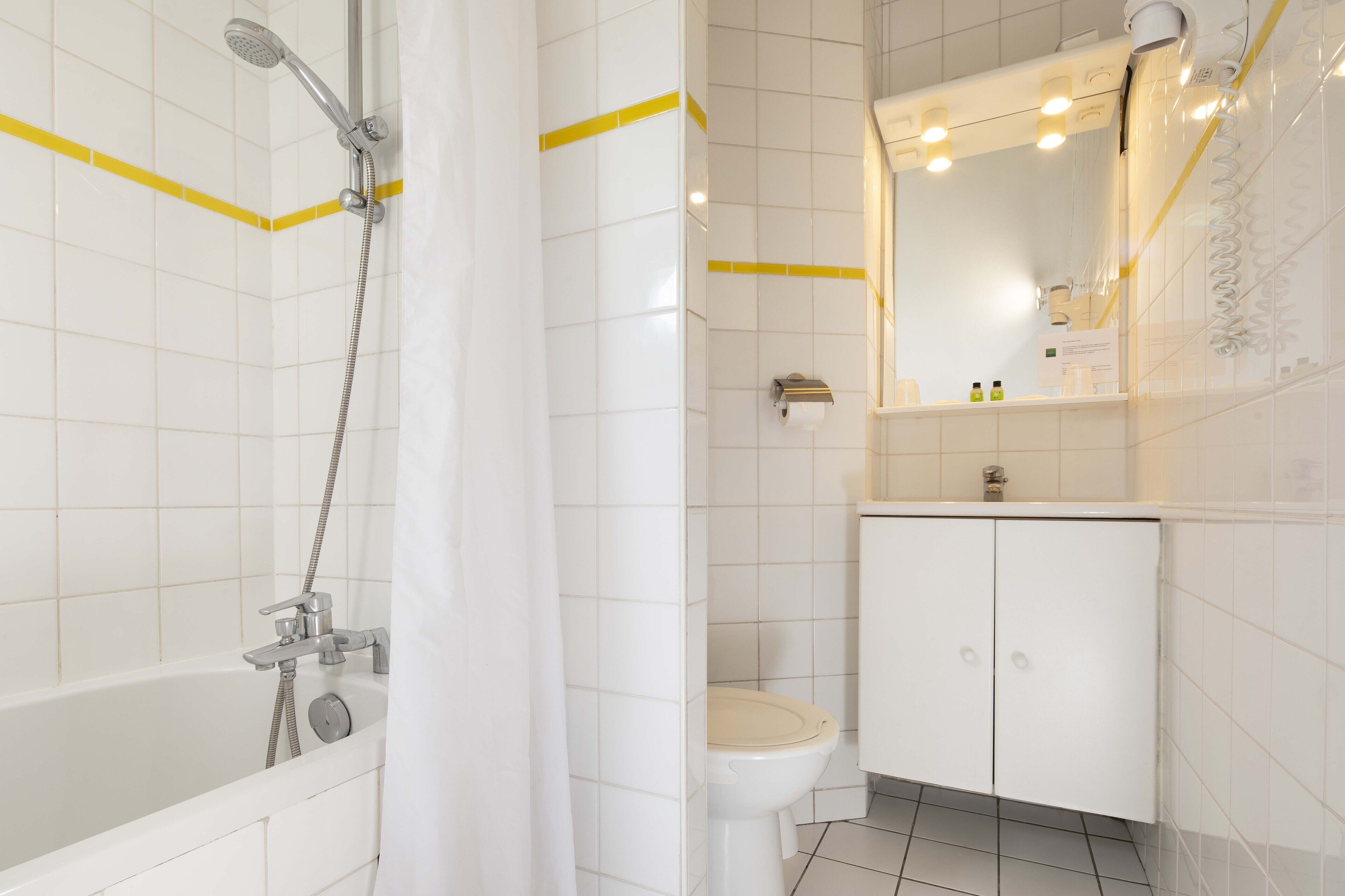 superior double room | bathroom shower