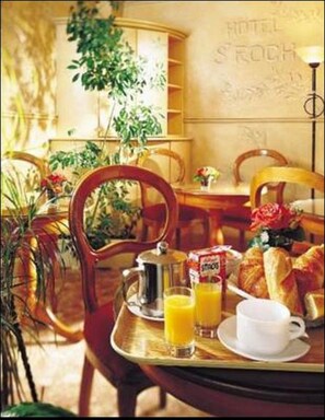 Petit déjeuner continental (13 EUR par personne)