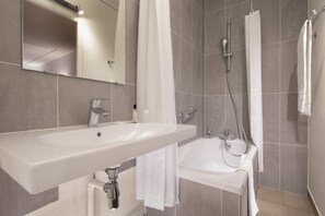 Articles de toilette (gratuits), séchoir à cheveux, serviettes fournies