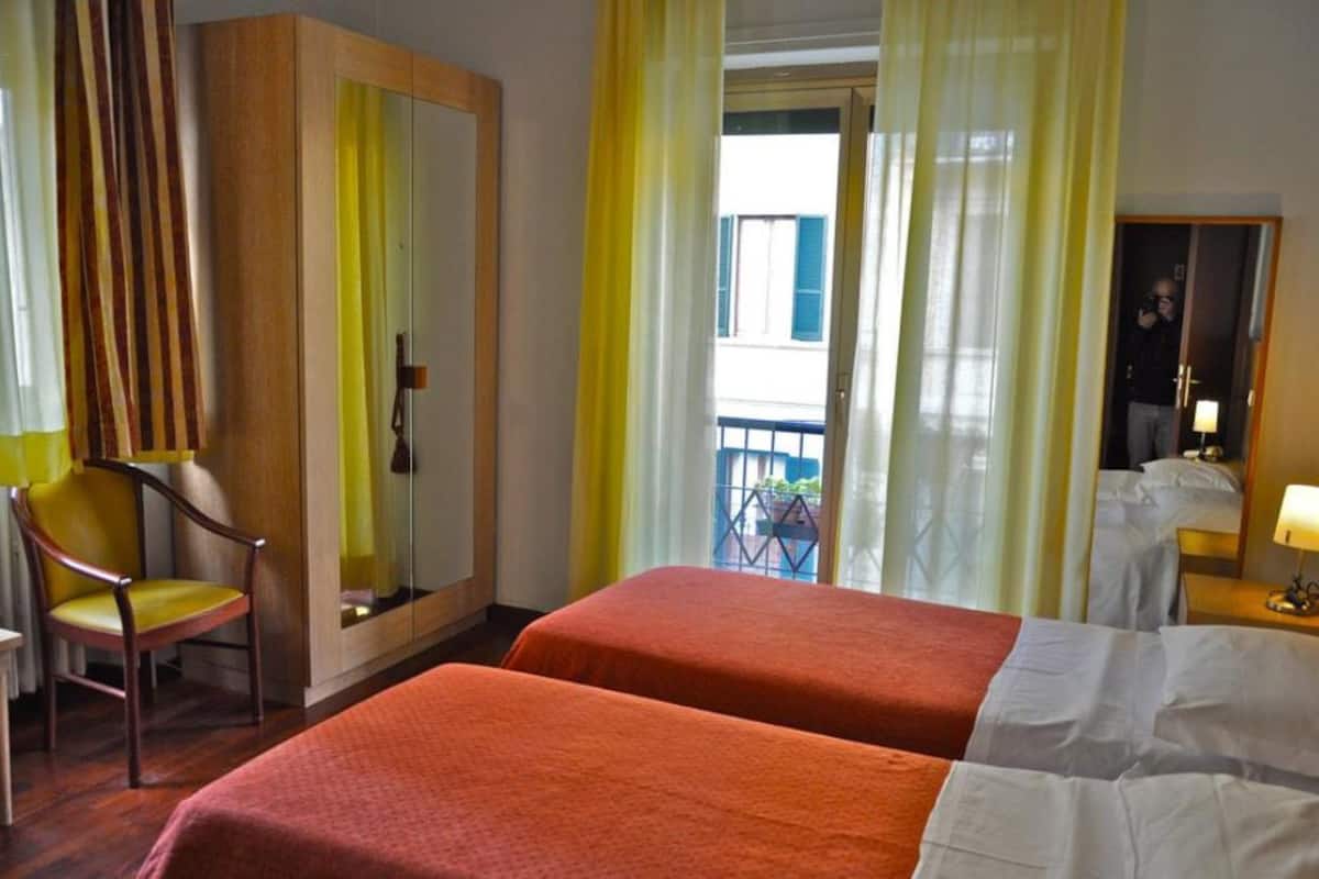 Standaard kamer, 2 eenpersoonsbedden | Een kluis op de kamer, een bureau, gratis wifi, beddengoed