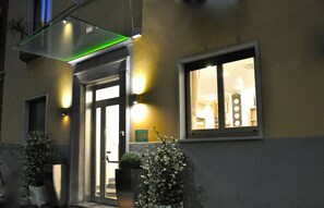 Fassade der Unterkunft – Abend/Nacht