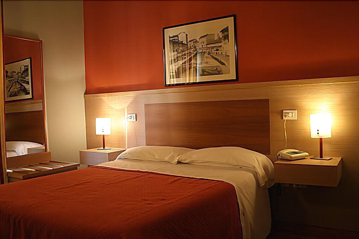 In-room safe, desk, WiFi (free), bed sheets