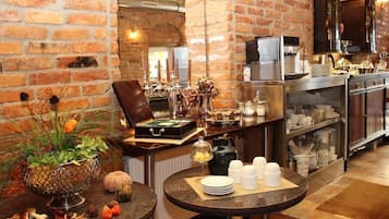 Colazione a buffet, servita tutte le mattine (7 EUR a persona)