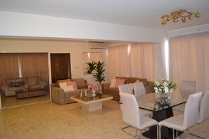 Suite, 3 habitaciones | Zona de estar | Una televisión de pantalla plana
