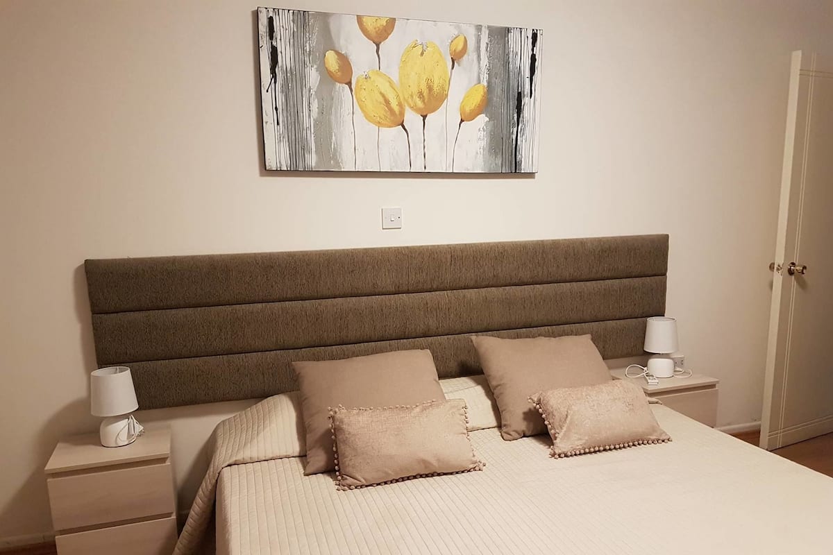 Superior Apartment, 2 Bedrooms | Peti besi dalam bilik, kalis bunyi, seterika/papan seterika