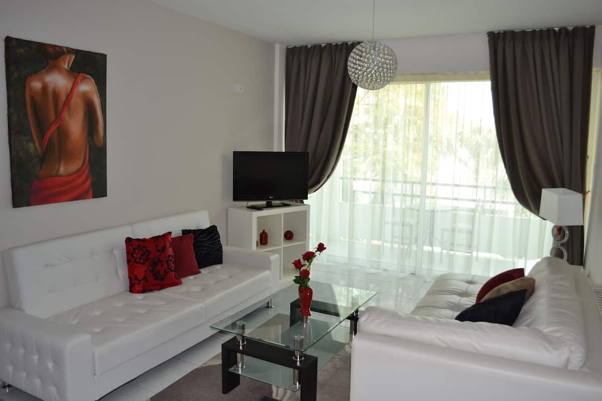 Deluxe Apartment, 1 Bedroom | Peti besi dalam bilik, kalis bunyi, seterika/papan seterika