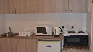 Refrigerador con freezer, placa de cocina, cafetera/tetera
