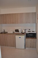 Refrigerador con freezer, placa de cocina, cafetera/tetera