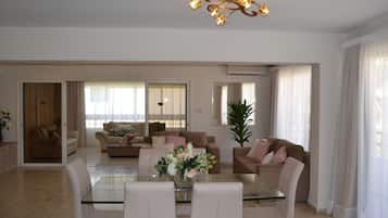 Suite, 3 Bedrooms | In-room dining