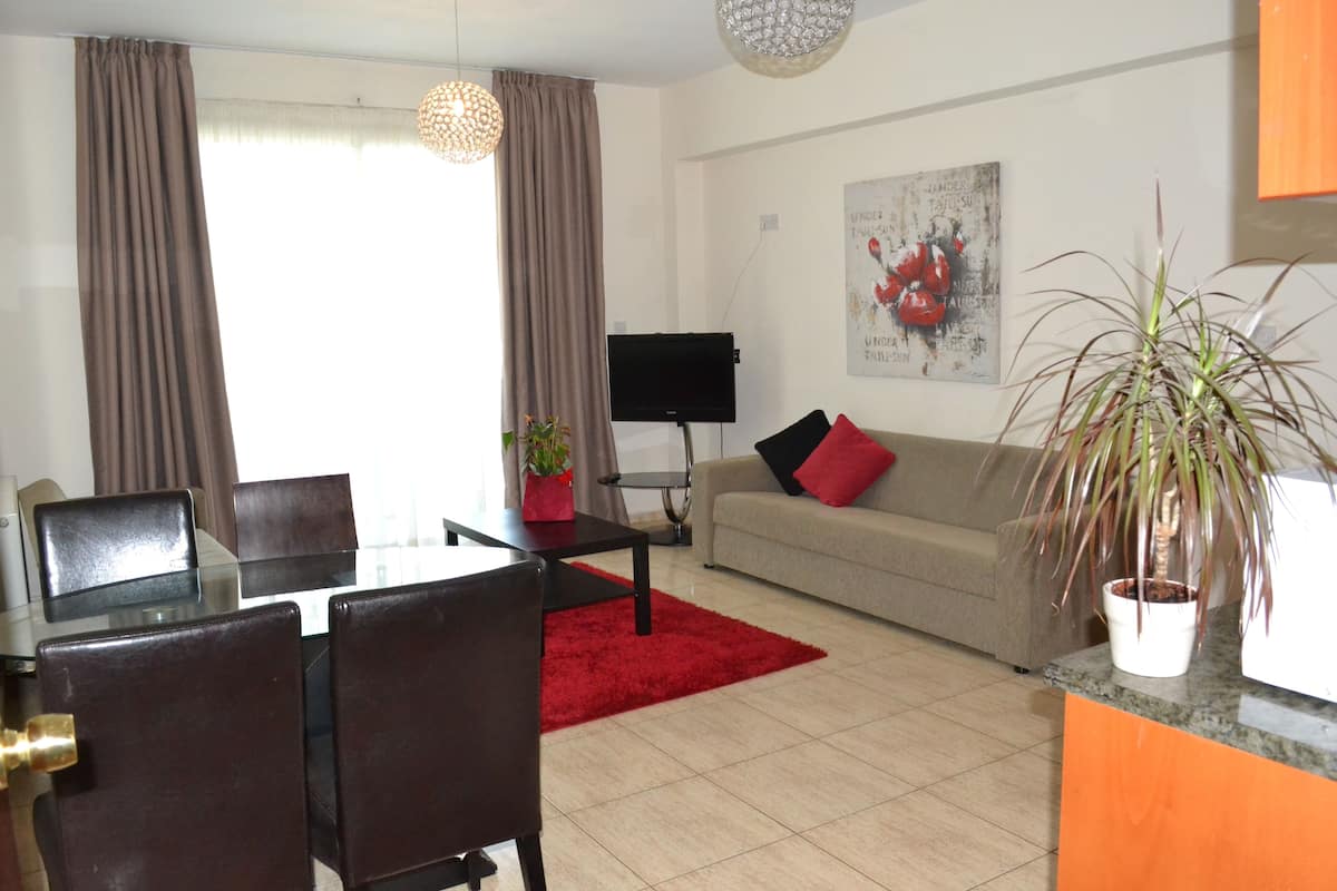 Superior Apartment, 1 Bedroom | Peti besi dalam bilik, kalis bunyi, seterika/papan seterika