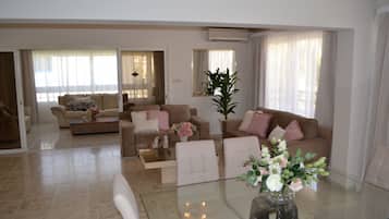 Suite, 3 Bedrooms | Room service - dining