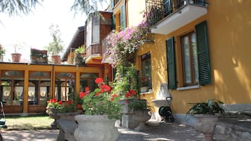 Vista frontal de la propiedad