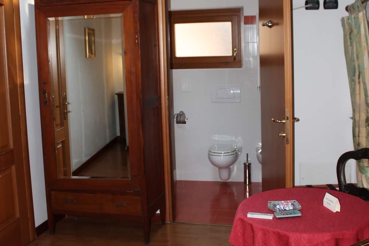 premium bedding, individually furnished, blackout curtains