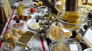 A breakfast buffet with various food items and beverages. - Hotel Centrale (Bellagio)