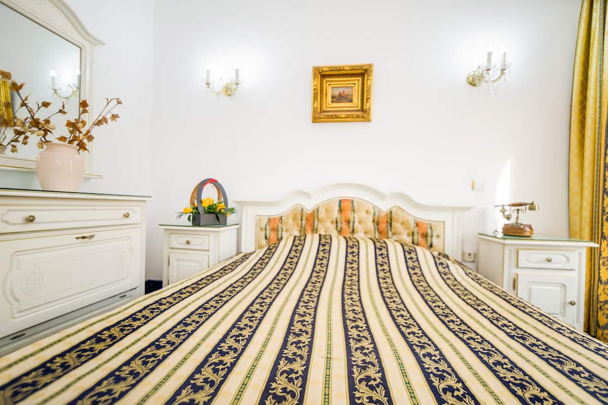 Double Room, Private Bathroom | 1 bilik tidur, peti besi dalam bilik, Wi-fi percuma