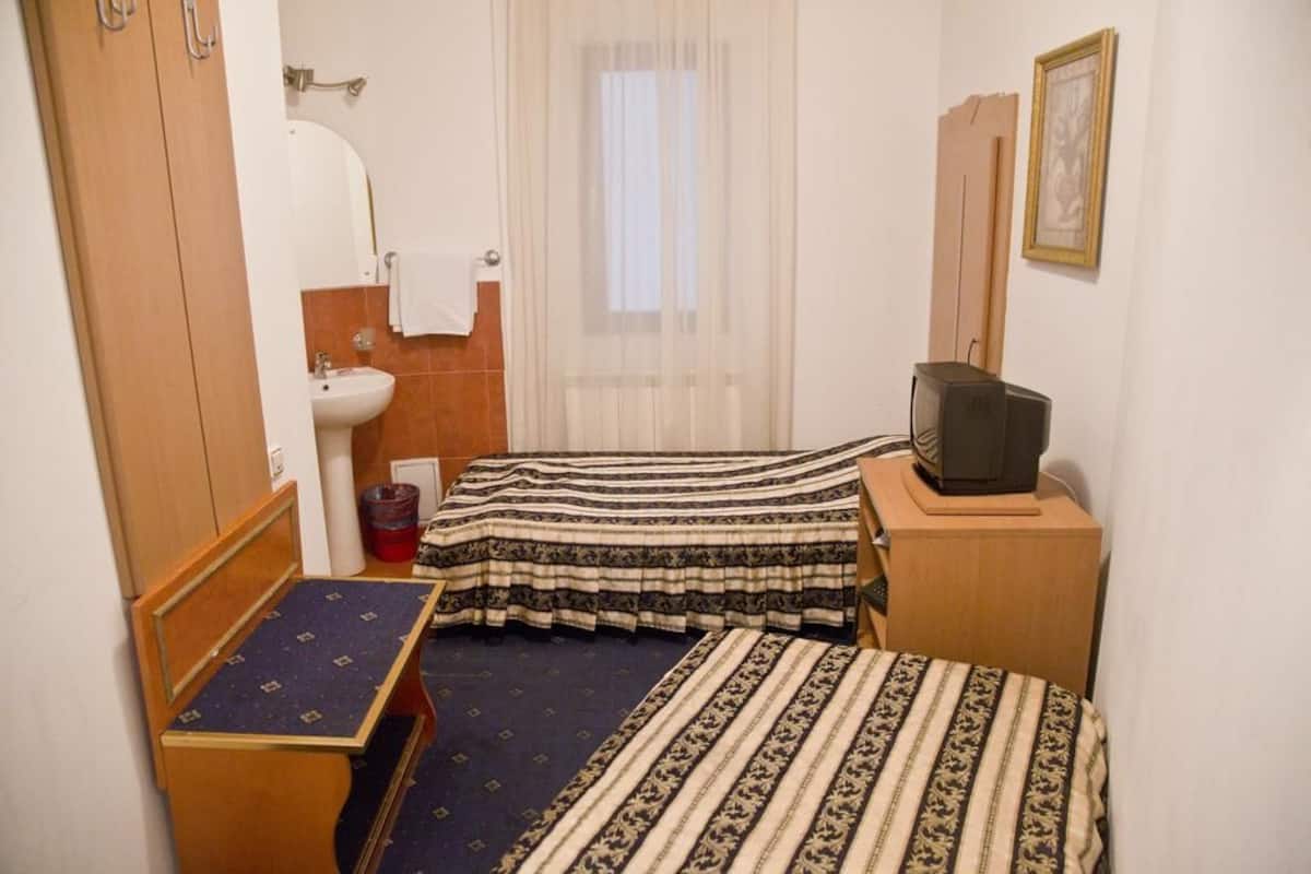 Basic Double or Twin Room, 2 Katil Bujang (Single), Shared Bathroom | 1 bilik tidur, peti besi dalam bilik, Wi-fi percuma