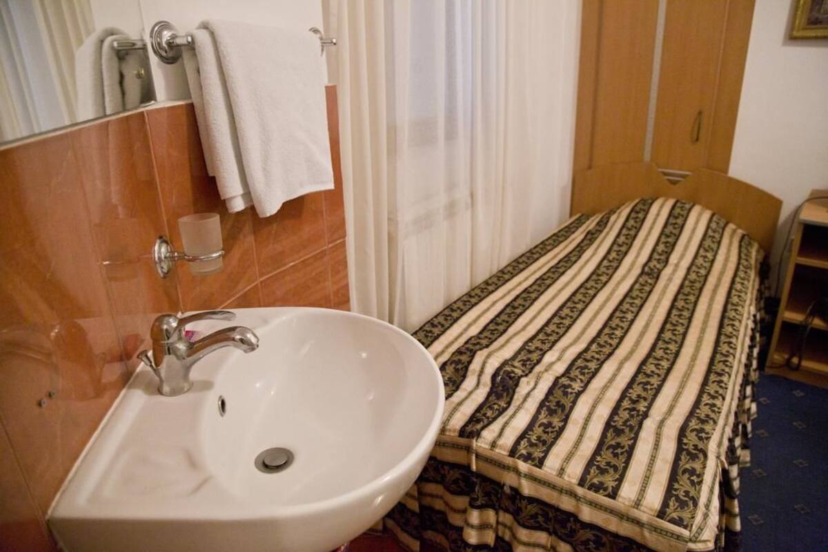 Single Room with Shared Bathroom | Safe på rommet og wi-fi (inkludert)