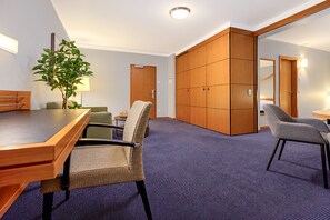 A conference room with a wooden table, chairs, a potted plant, and a large mirror. - Seminaris Sunday Hotel Potsdam Babelsberg (Potsdam)