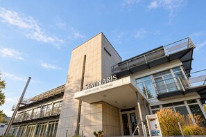 A modern hotel with a prominent 'Seminaris' sign, a glass facade, and a staircase leading to the entrance. - Seminaris Sunday Hotel Potsdam Babelsberg (Potsdam)