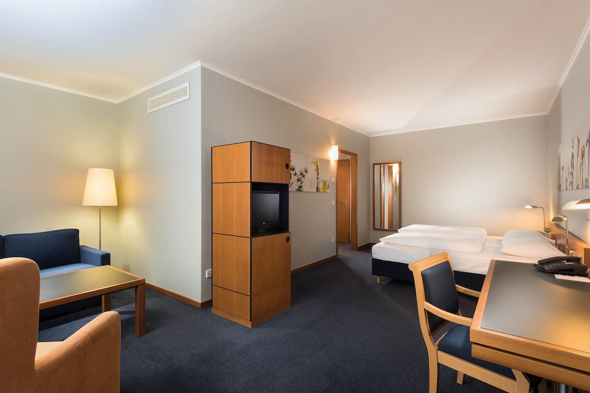 Literie hypoallergénique, coffres-forts dans les chambres, bureau