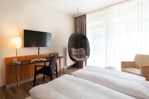 Habitación doble estándar | Ropa de cama hipoalergénica y caja de seguridad en la habitación 